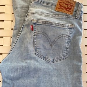 Like New Levi's Boyfriend Jeans (mid-rise), Size 28
